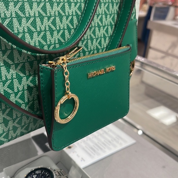 MICHAEL KORS SMALL TOP ZIP COINPOUCH WITH ID PALMETTO GREEN COLOR
NWT - Picture 12 of 16